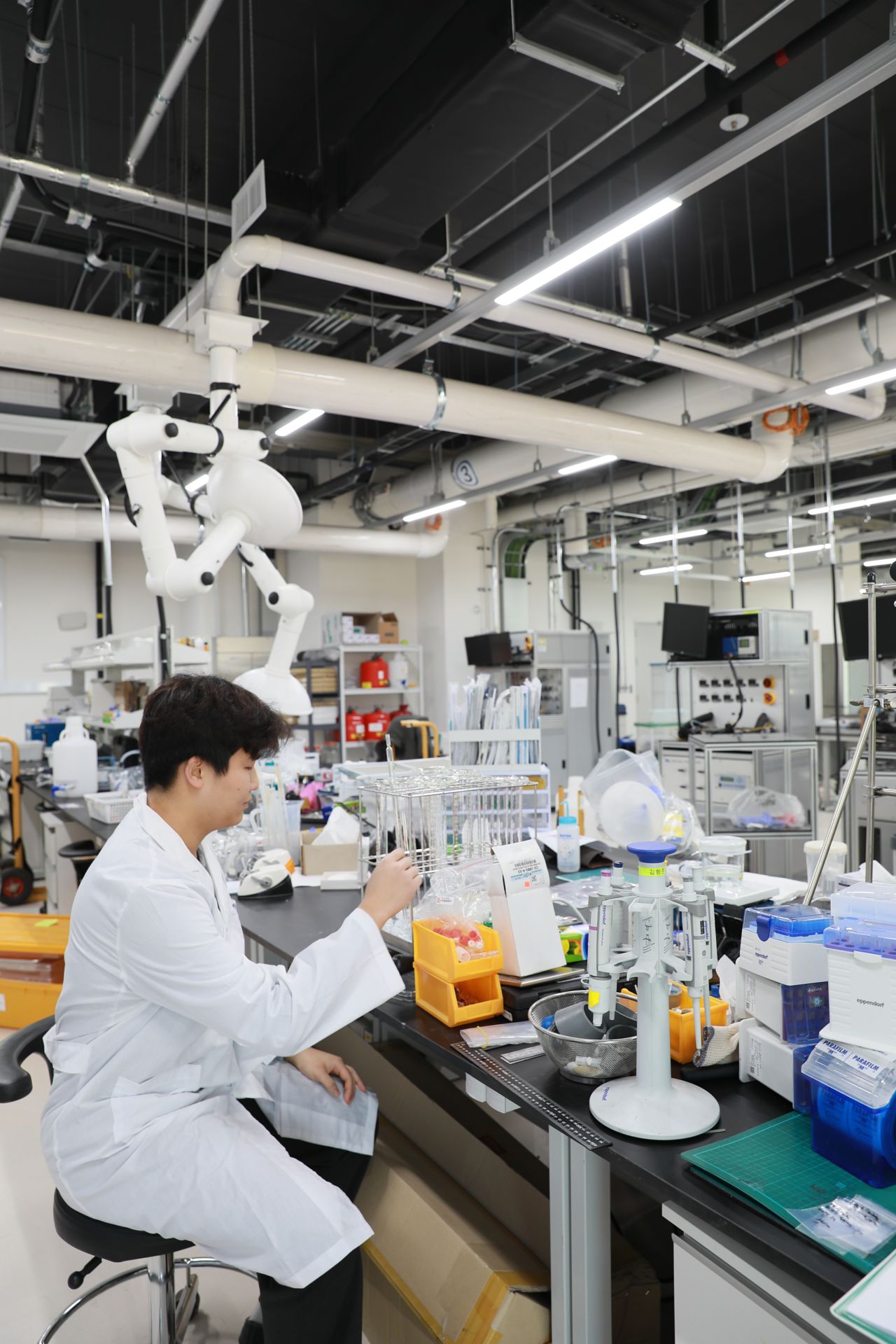 전남 나주 켄텍 실험실에서 연구하고 있는 김수홍씨. 켄텍은 학비와 식비, 기숙사비가 모두 무료다. 사진 한국에너지공대