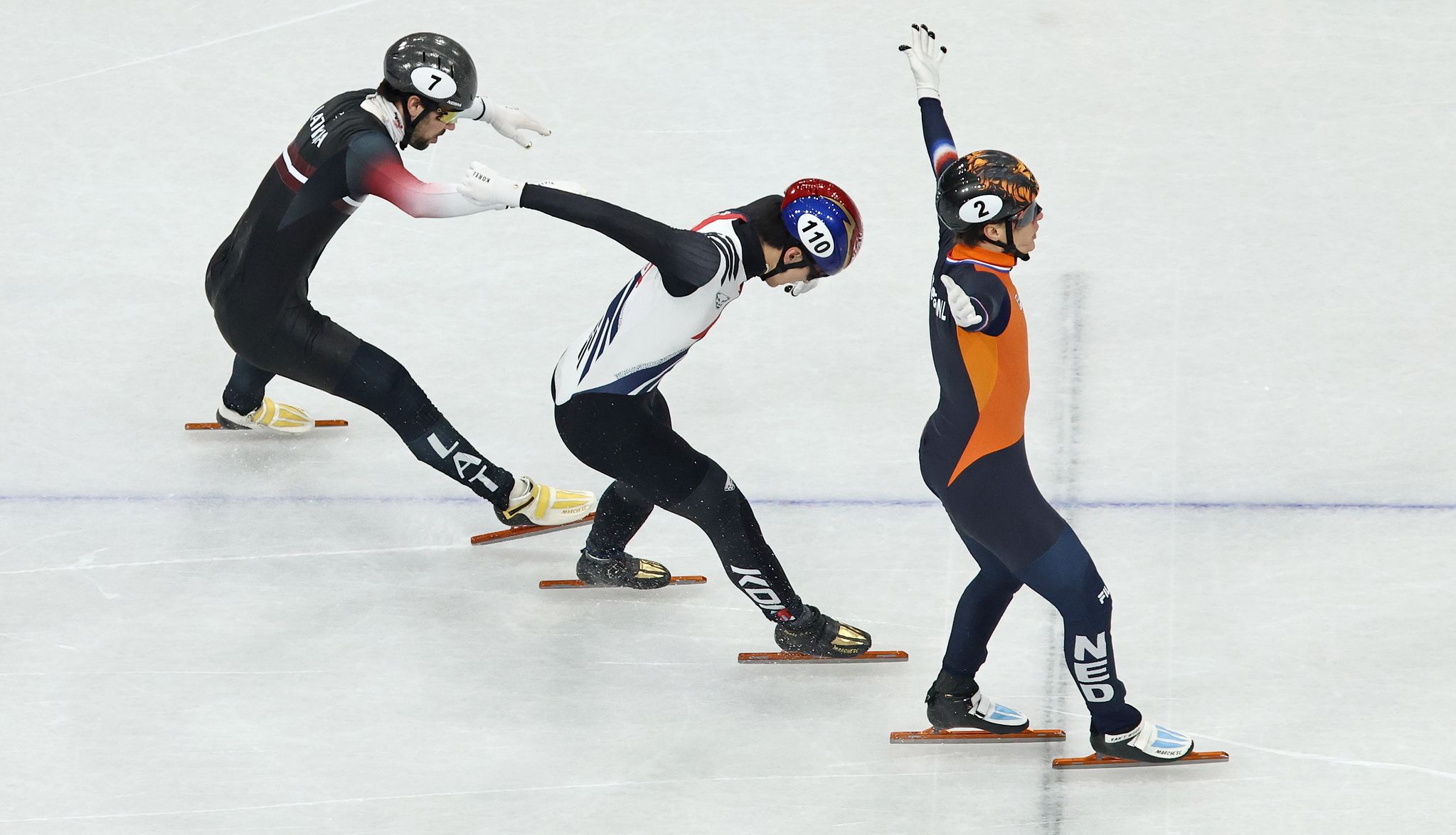 판트 바우트(오른쪽)가 황대헌을 따돌리고 가장 먼저 결승선에 들어오고 있다. EPA=연합뉴스