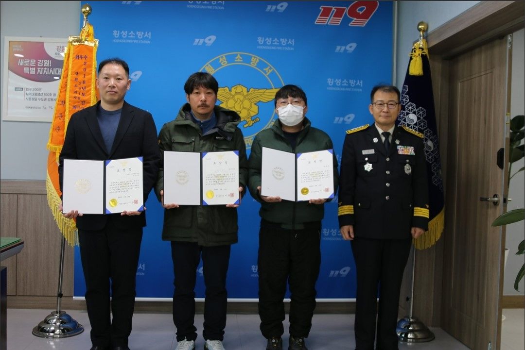 지난 7일 영동고속도로 횡성휴게소 차량 화재를 진압한 공로로 이광순 횡성소방서장(맨 오른쪽)으로부터 표창장을 받은 이상우 육군학생군사학교 전문근무경력관(맨 왼쪽)과 횡성주유소 직원들. 횡성소방서 제공