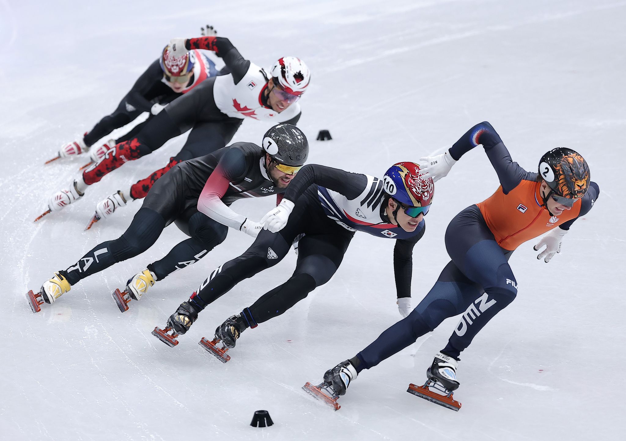 황대헌(오른쪽 둘째)이 14일(현지시간) 이탈리아 밀라노 아이스스케이팅 아레나에서 열린 2026 밀라노·코르티나담페초 동계올림픽 쇼트트랙 남자 1500m 결승에서 질주하고 있다. 뉴스1