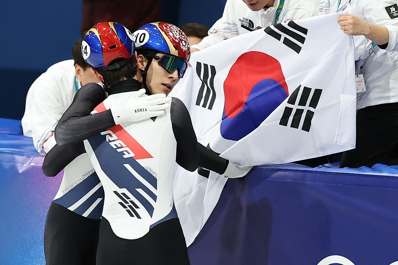 황대헌이 14일(현지시간) 이탈리아 밀라노 아이스스케이팅 아레나에서 열린 2026 밀라노·코르티나담페초 동계올림픽 쇼트트랙 남자 1500m 결승에서 은메달을 확보한 후 4위를 기록한 신동민과 포옹을 하고 있다. 뉴스1