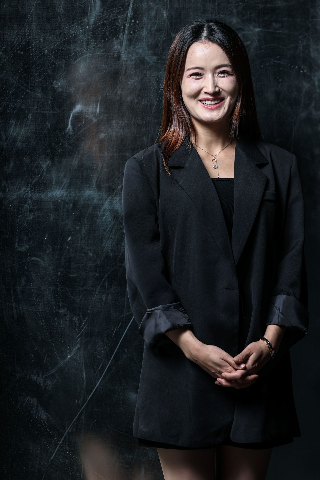 영화 '휴민트' 속 배우 신세경 실제 모델인 탈북여성 한수애 씨가 13일 서울 마포구에서 중앙일보와 인터뷰하고 있다. 김성룡 기자