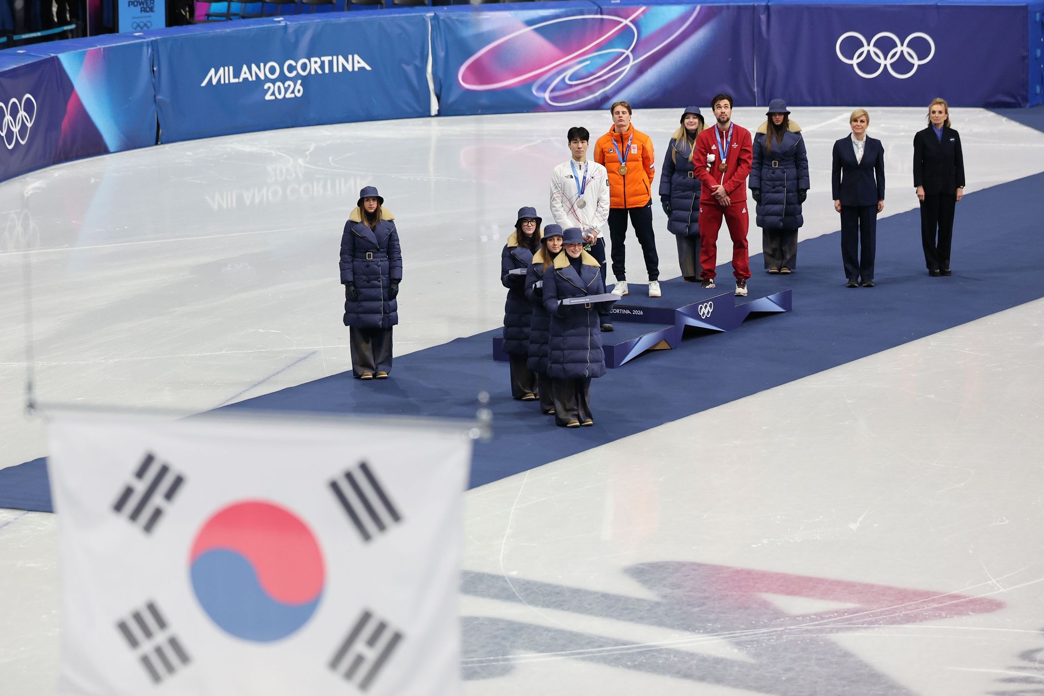 14일(현지시간) 이탈리아 밀라노 아이스스케이팅 아레나에서 열린 2026 밀라노 코르티나담페초 동계올림픽 쇼트트랙 남자 1500m 결승 시상식이 열리고 있다. 김종호 기자