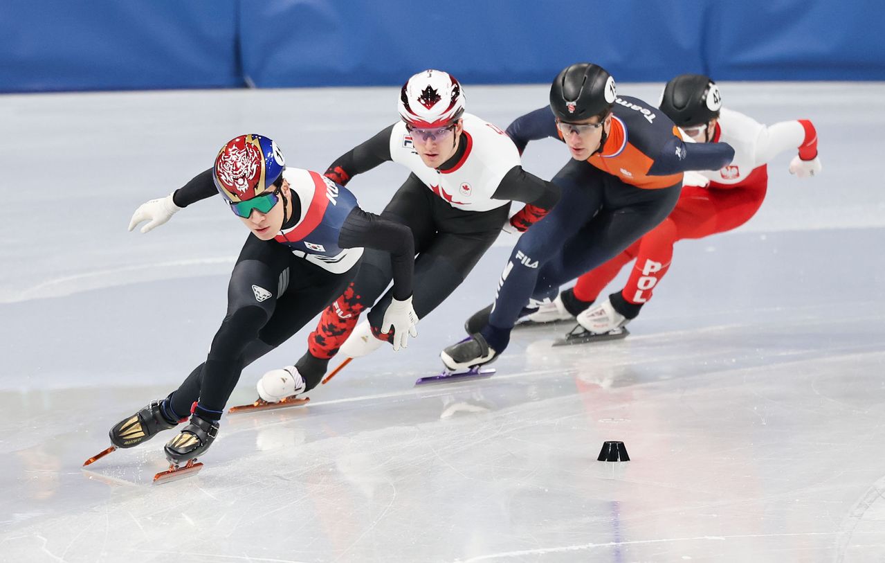 황대헌(왼쪽). 김종호 기자