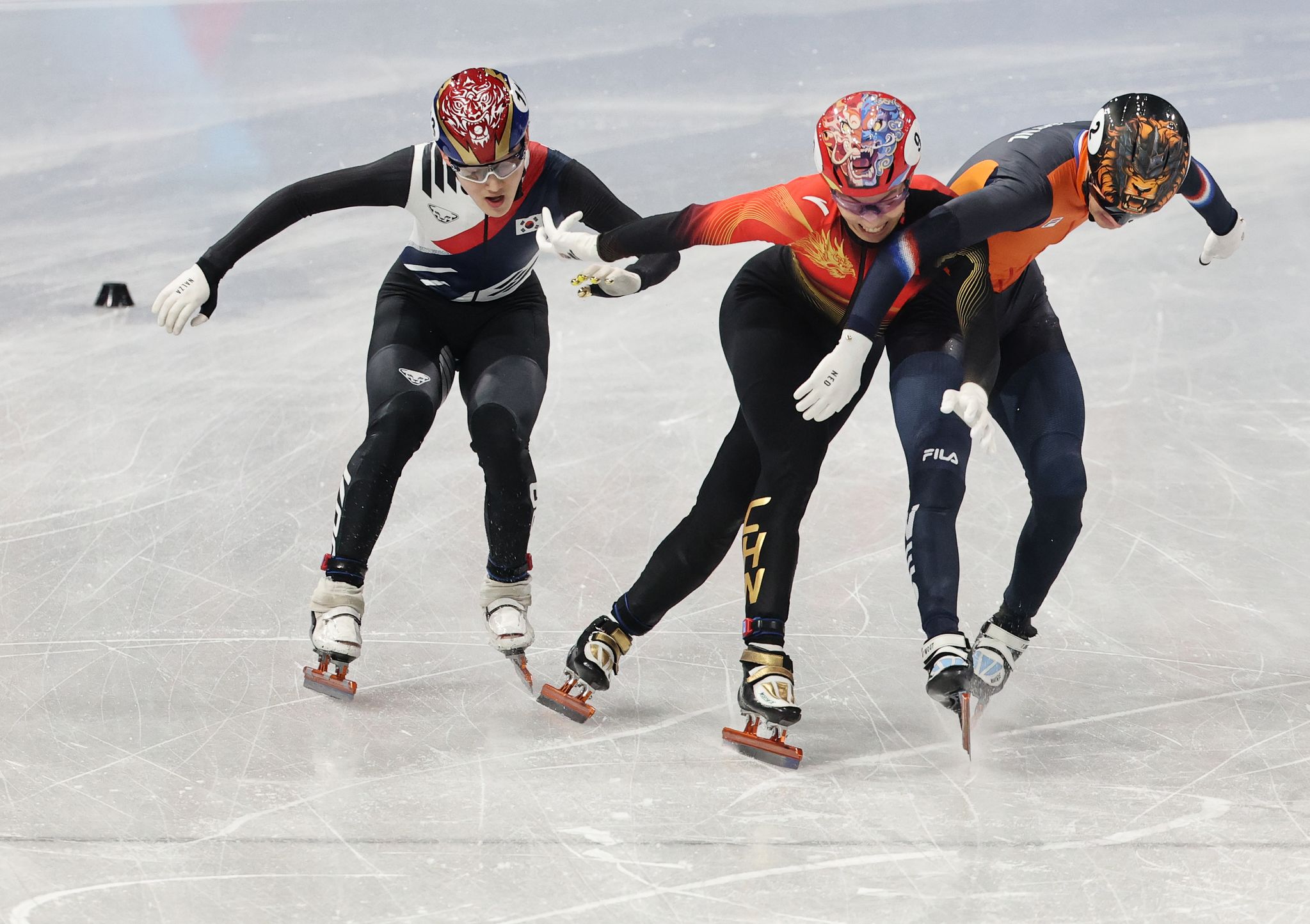 12일 밀라노 코르티나담페초 동계올림픽 쇼트트랙 남자 1000m 결승에 출전한 한국 임종언(왼쪽)과 네덜란드 옌스 판트 바우트(오른쪽), 중국 쑨룽이 치열한 경쟁을 펼치고 있다.   결과는 바우트 금메달, 쑨룽 은메달, 임종언 동메달. 연합뉴스