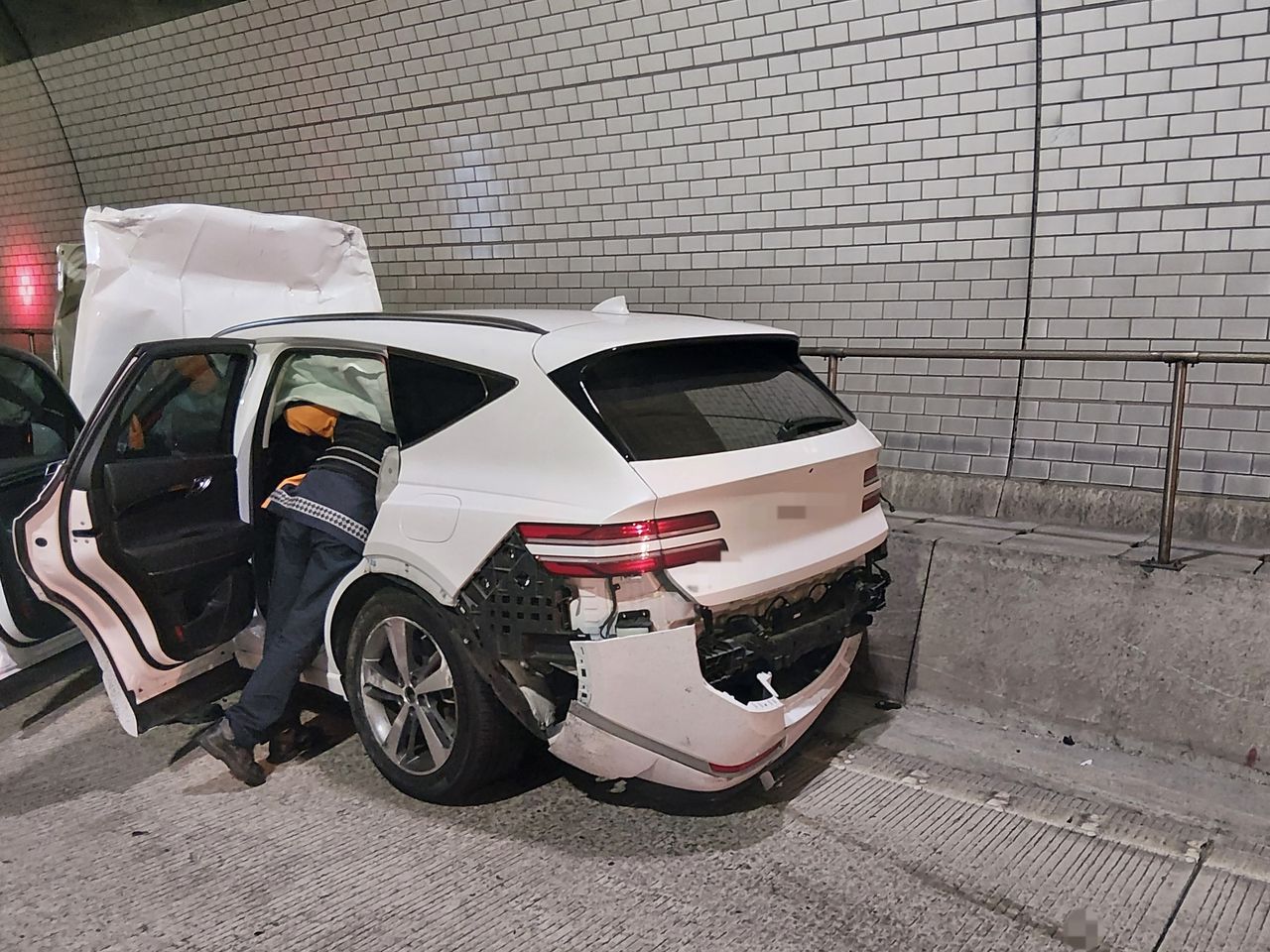 15일 오전 0시 40분께 거제시 양정터널에서 사고를 일으킨 제네시스 SUV. 거제소방서 제공