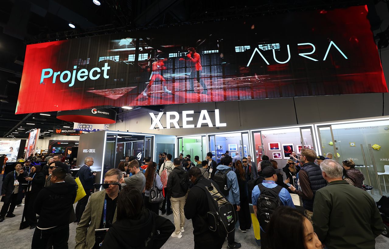 미국 네바다주 라스베이거스 컨벤션센터(LVCC)에서 열린 'CES 2026'에서 가상현실(VR) 기업 엑스리얼 부스에 관람객들이 몰려있다. 연합뉴스