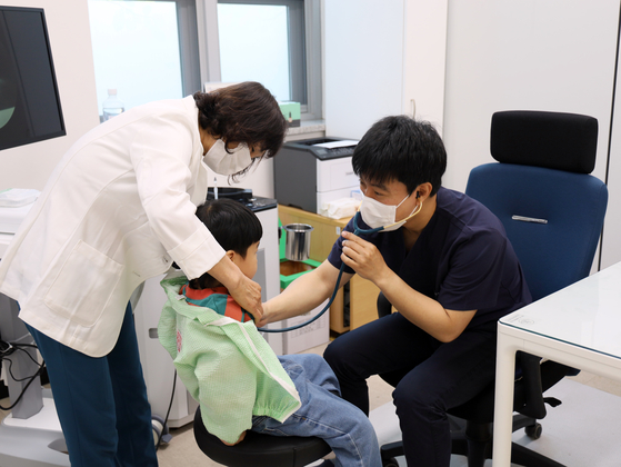 전남 곡성군 보건의료원에 지난해 5월 지역 최초로 상주 전문의가 진료하는 소아과가 개소해 아이들이 진료받고 있다. 연합뉴스