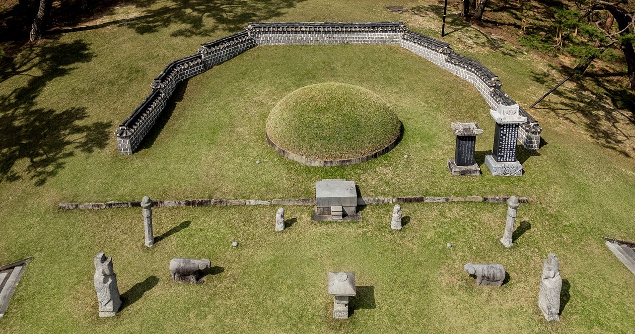 아산 이충무공 묘. 부인 상주 방씨와의 합장묘다.