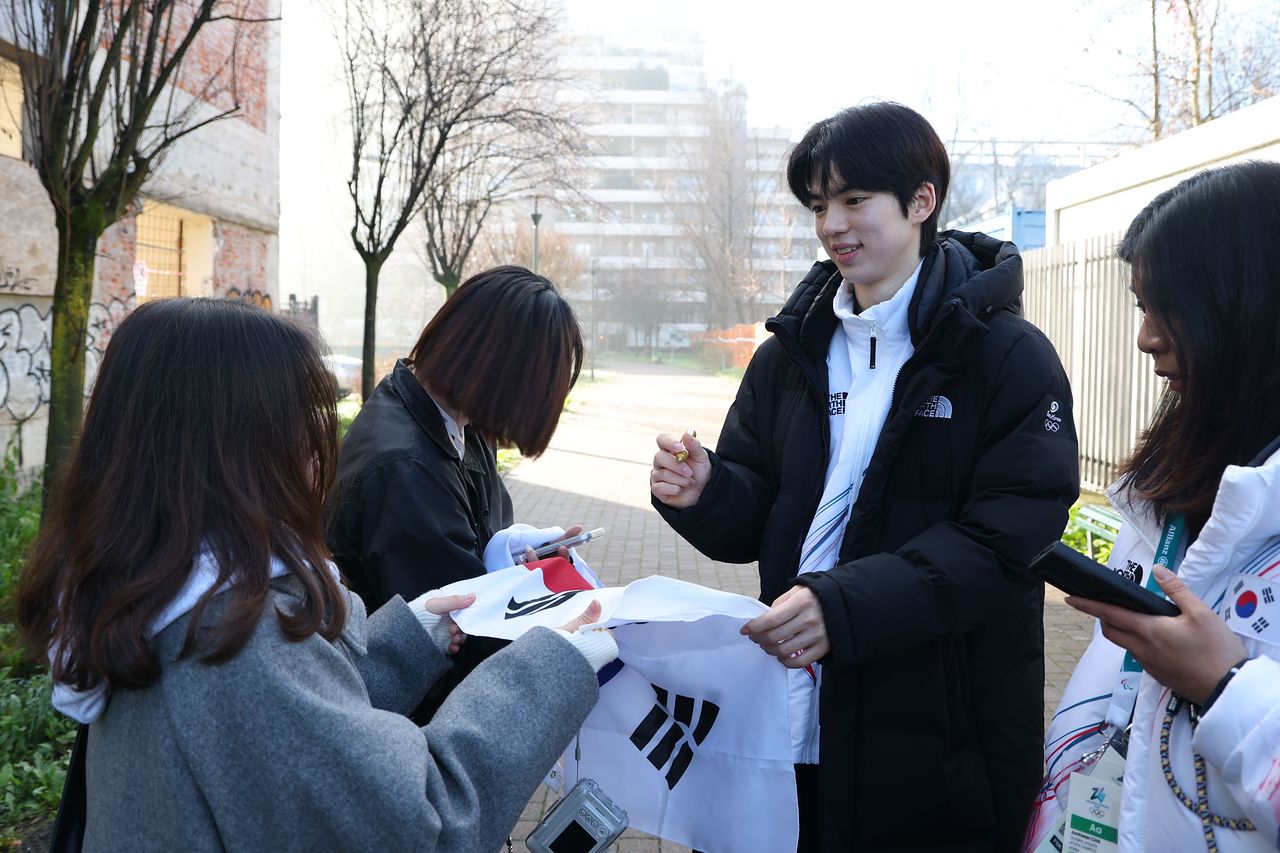 이탈리아 밀라노 올림픽 선수촌 앞에서 팬들에게 사인을 해주는 피겨스케이팅 국가대표 차준환. 밀라노=김종호 기자
