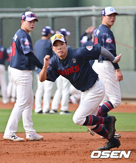 [OSEN=타이난(대만) , 이석우 기자] 프로야구 롯데 자이언츠가 31일(한국시간) 대만 타이난 아시아-태평양 국제야구센터에 스프링캠프를 차리고 구슬땀을 흘렸다. 김태형 감독 등코치진과 투수20명,포수5명,내야수9명,외야수7명 등 총41명의 선수단이 1월 20일까지 1차 캠프에서 체력 강화와 기술 훈련을 치른 뒤 21일부터 3월 5일까지 일본 미야자키로 옮겨 2차 캠프에서 구춘리그에 참가해 실전 감각을 점검한다. 롯데 김동혁이 훈련을 하고 있다. 2026.01.31 / foto0307@osen.co.kr