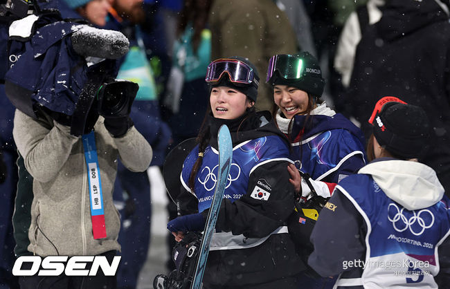 [사진] 최가온과 클로이 김. ⓒGettyimages(무단전재 및 재배포 금지)