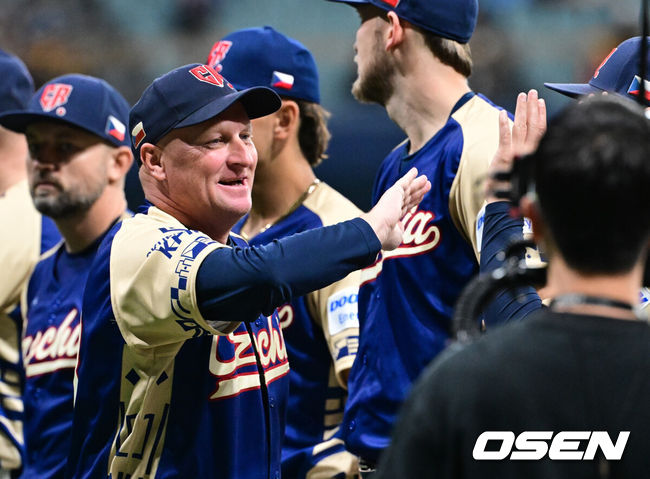 [OSEN=고척, 조은정 기자]8일 서울 구로구 고척스카이돔에서 ‘2025 NAVER K-BASEBALL SERIES’ 대한민국 야구 대표팀과 체코 야구 대표팀의 경기가 열렸다.한국은8일과 9일 2025 K-베이스볼 시리즈 체코 대표팀과의 2경기를 시작으로15일과 16일 양일에 걸쳐 도쿄돔에서 일본 대표팀과 2경기를 치른다.경기 전 체코 파벨 하딤 감독이 입장하고 있다. 2025.11.08 /cej@osen.co.kr