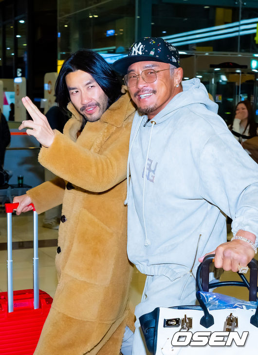 [OSEN=김포공항, 민경훈 기자] 방송인 노홍철과 추성훈이 12일 오전 해외 일정 차 김포국제공항을 통해 출국했다.노홍철과 추성훈이 취재진과 팬들을 향해 포즈를 취하고 있다. 2025.12.12 /rumi@osen.co.kr