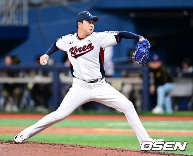 [OSEN=고척, 최규한 기자] 프리미어12를 준비하는 대한민국 야구 대표팀과 상무가 6일 오후 서울 고척스카이돔에서 연습경기를 가졌다.프리미어12는 세계야구소프트볼연맹(WBSC)에서 개최하는 야구 국제대회로 WBSC 랭킹 상위 12개국이 모여 치르는 대회다. 한국은 2015년 열린 초대 대회에서 우승을 차지했고 2019년 대회에서는 준우승을 달성했다. 이번 대회에서는 9년 만에 우승 탈환을 노린다.4회말 대표팀 유영찬이 힘차게 공을 뿌리고 있다. 2024.11.06 / dreamer@osen.co.kr