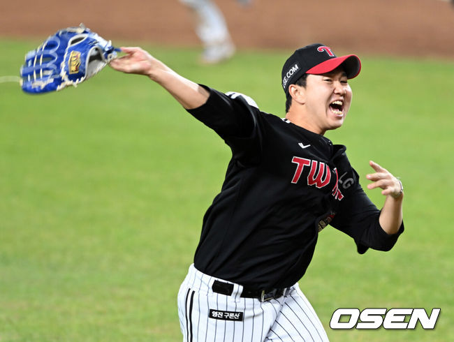 [OSEN=대전, 손용호 기자]이변은 없었다. 2025시즌 우승팀은 무적 LG 트윈스다.프로야구 LG 트윈스는 31일 대전 한화생명볼파크에서 열린 2025 신한 SOL뱅크 KBO 한국시리즈(7전 4선승제) 한화 이글스와의 5차전에서 4-1로 승리했다.정규시즌 1위 LG는 시리즈 전적 4승 1패로 통합우승 금자탑을 쌓았다. LG의 통합우승은 1990년, 1994년, 2023년에 이은 통산 4번째로, 염경엽 감독은 2023년 부임 후 3년 사이 팀을 두 차례나 정상에올려놓는 위대한 업적을 달성했다. 2023년 1위, 2024년 3위, 2025년 1위로 KBO리그에 트윈스 왕조 시대를 활짝 열었다.반면 2위 한화는 플레이오프를 거쳐 2006년 이후 19년 만에 한국시리즈 무대를 밟았지만, LG의 벽을 넘지 못하며 1999년 이후 26년 만에 통산 두 번째 우승이 무산됐다.LG 유영찬이 마지막 타자를 직접 처리후 환호하고  있다.  2025.10.31/spjj@osen.co.kr