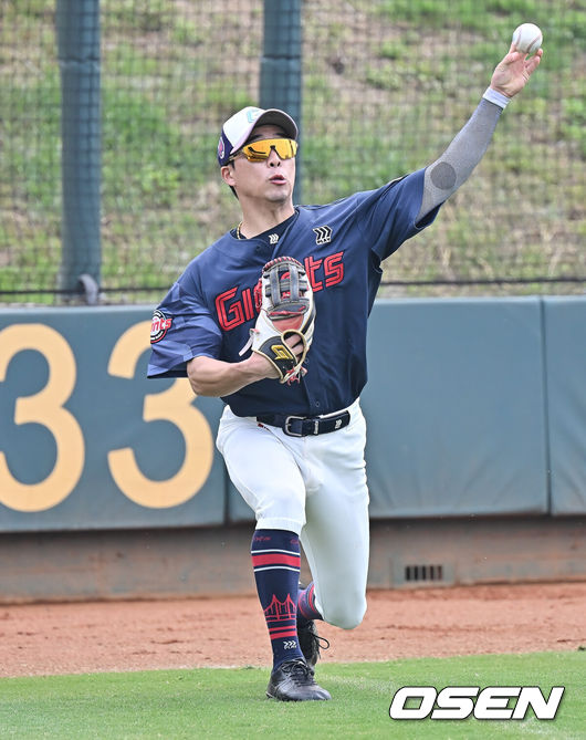 [OSEN=타이난(대만) , 이석우 기자] 프로야구 롯데 자이언츠가 31일(한국시간) 대만 타이난 아시아-태평양 국제야구센터에 스프링캠프를 차리고 구슬땀을 흘렸다.김태형 감독 등코치진과 투수20명,포수5명,내야수9명,외야수7명 등 총41명의 선수단이 1월 20일까지 1차 캠프에서 체력 강화와 기술 훈련을 치른 뒤 21일부터 3월 5일까지 일본 미야자키로 옮겨 2차 캠프에서 구춘리그에 참가해 실전 감각을 점검한다.롯데 김동혁이 훈련을 하고 있다. 2026.01.31 / foto0307@osen.co.kr