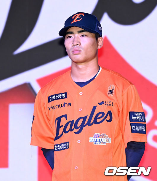 [OSEN=이대선 기자] 17일 오후 7일 오후 서울 롯데호텔 월드에서 ‘2026 KBO 신인 드래프트’가 열렸다.이번 드래프트는 전면 드래프트 방식으로 총 11라운드에 걸쳐 진행된다. 대상자는 총 1천261명으로, 고등학교 졸업 예정자 930명, 대학교 졸업 예정자 216명, 얼리 드래프트 신청자 51명, 해외 아마추어·프로 출신 선수 19명이다. 이 중 최대 110명이 KBO 10개 구단의 부름을 받게 된다.한화에 지명된 유신고 오재원이 기념촬영을 하고 있다. 2025.09.17 /sunday@osen.co.kr