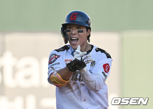 [OSEN=부산, 이석우 기자] 29일 부산 사직야구장에서 2025 신한 SOL 뱅크 KBO 리그 롯데 자이언츠와 KT 위즈의 경기가 열렸다. 홈팀 롯데는 박세웅이, 방문팀 KT는 쿠에바스가 선발 출전했다.롯데 자이언츠 김동혁이 4회말 2사 2,3루 좌중간 역전 2타점 2루타를 치고 환호하고 있다. 2025.06.29 / foto0307@osen.co.kr