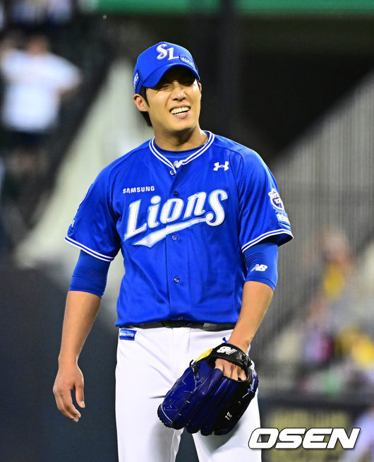 [OSEN=잠실, 지형준 기자] 20일 서울 잠실구장에서 ‘2025 신한 SOL Bank KBO리그’ LG 트윈스와 삼성 라이온즈의 경기가 열렸다.LG는 외국인 투수 톨허스트를, 삼성은 원태인을 선발투수로 내세웠다.3회말 2사 1,3루에서 삼성 원태인이 LG 신민재에 1타점 중전 적시타를 허용하며 아쉬워하고 있다. 2025.09.20 /jpnews@osen.co.kr