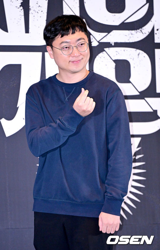 [OSEN=최규한 기자] 12일 오후 서울 성수동 메가박스성수에서 웨이브 오리지널 '피의 게임 시즌3' 제작발표회가 열렸다.'피의 게임'은생존 지능 최강자들의 극한 생존 게임을 다룬 서바이벌 예능이다.지난 2021년 첫 시즌을 시작해 시즌2까지 호평받은 가운데, 새 시즌인 시즌3에서는 '서바이벌 올스타전'을 표방하며 서바이벌 예능 레전드 플레이어들을 한 자리에 모았다.충주맨이 포토타임을 하고 있다. 2024.11.12 / dreamer@osen.co.kr