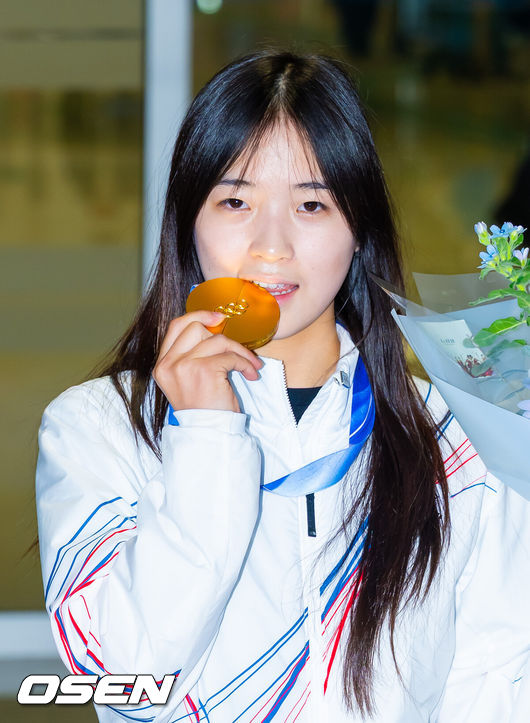 [OSEN=인천공항, 민경훈 기자] 밀라노·코르티나담페초 동계올림픽 우리 선수단 첫 금메달의 주인공 최가온(18·세화여고)이 16일 오후 인천국제공항을 통해 입국했다.최가온은 지난 13일 밀라노 아이스스케이팅 아레나에서 열린 여자 스노보드 하프파이프 결선에서 극적인 역전 드라마를 완성하며 한국 선수단의 설상 종목 첫 올림픽 금메달의 주인공이 됐다.최가온이 입국장을 걸어 나온 후 금메달을 들고 포즈를 취하고 있다. 2026.02.16 /rumi@osen.co.kr