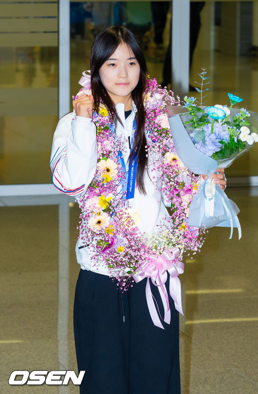 [OSEN=인천공항, 민경훈 기자] 밀라노·코르티나담페초 동계올림픽 우리 선수단 첫 금메달의 주인공 최가온(18·세화여고)이 16일 오후 인천국제공항을 통해 입국했다.최가온은 지난 13일 밀라노 아이스스케이팅 아레나에서 열린 여자 스노보드 하프파이프 결선에서 극적인 역전 드라마를 완성하며 한국 선수단의 설상 종목 첫 올림픽 금메달의 주인공이 됐다.최가온이 입국장을 걸어 나온 후 금메달을 들고 포즈를 취하고 있다. 2026.02.16 /rumi@osen.co.kr