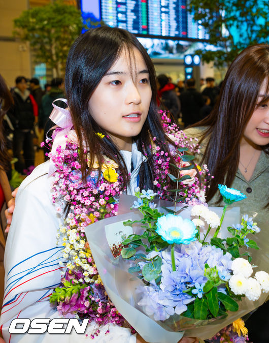 [OSEN=인천공항, 민경훈 기자] 밀라노·코르티나담페초 동계올림픽 우리 선수단 첫 금메달의 주인공 최가온(18·세화여고)이 16일 오후 인천국제공항을 통해 입국했다.최가온은 지난 13일 밀라노 아이스스케이팅 아레나에서 열린 여자 스노보드 하프파이프 결선에서 극적인 역전 드라마를 완성하며 한국 선수단의 설상 종목 첫 올림픽 금메달의 주인공이 됐다.최가온이 입국장을 걸어 나오고 있다. 2026.02.16 /rumi@osen.co.kr