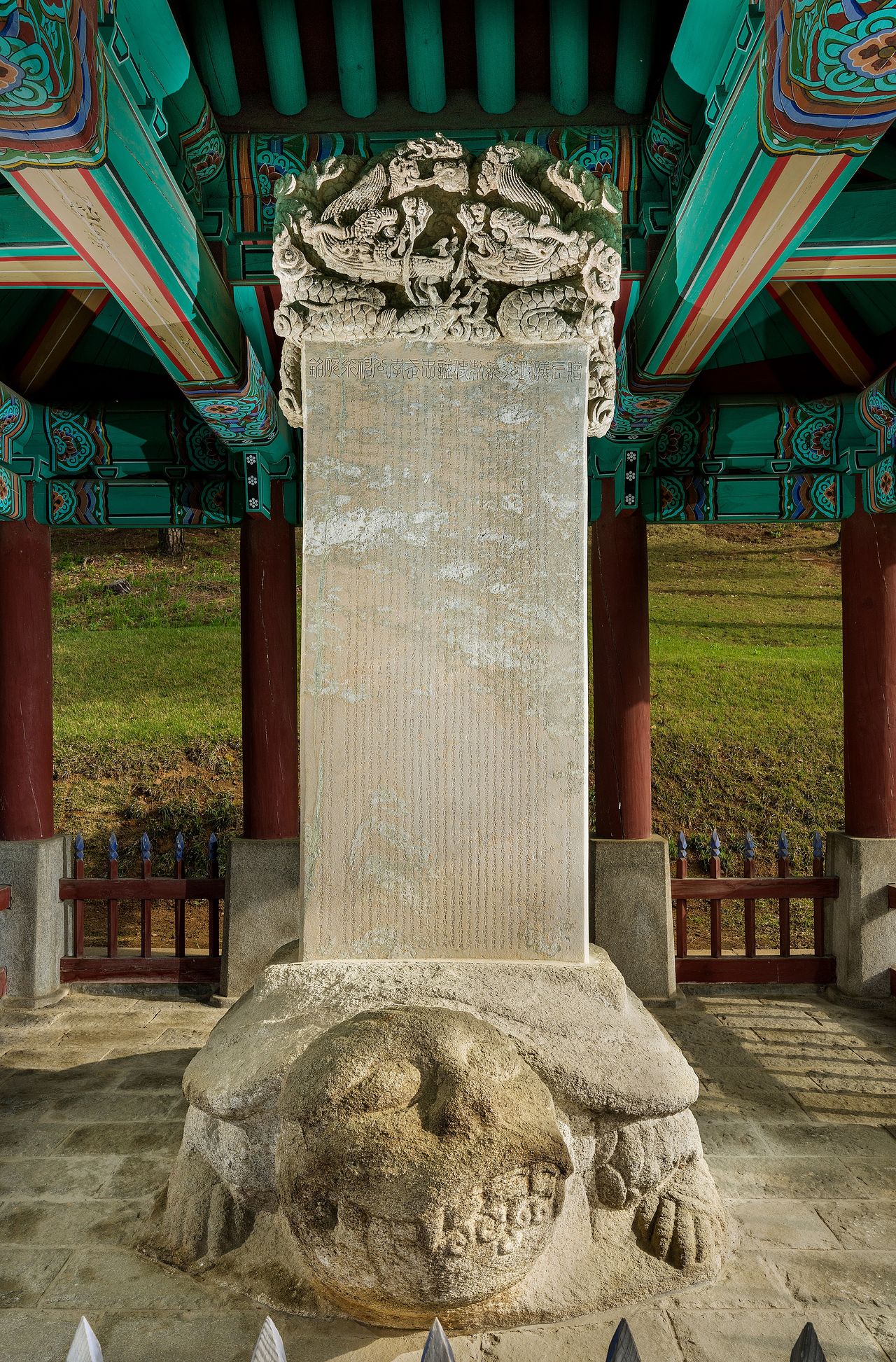 아산 이충무공묘 진입로 입구에는 이순신 외손인 홍우기가 청해 김육이 쓴 신도비가 있다.