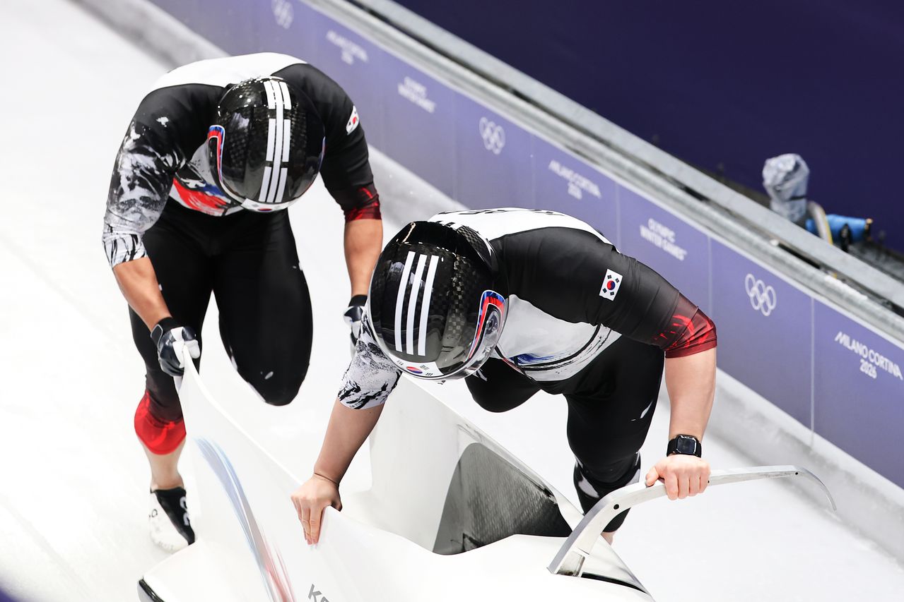 16일(현지시간) 이탈리아 코르티나담페초 슬라이딩센터에서 열린 2026 밀라노ㆍ코르티나담페초 동계올림픽 봅슬레이 남자 2인승 1차 시기에서 김진수와 김형근이 힘차게 출발하고 있다. 연합뉴스