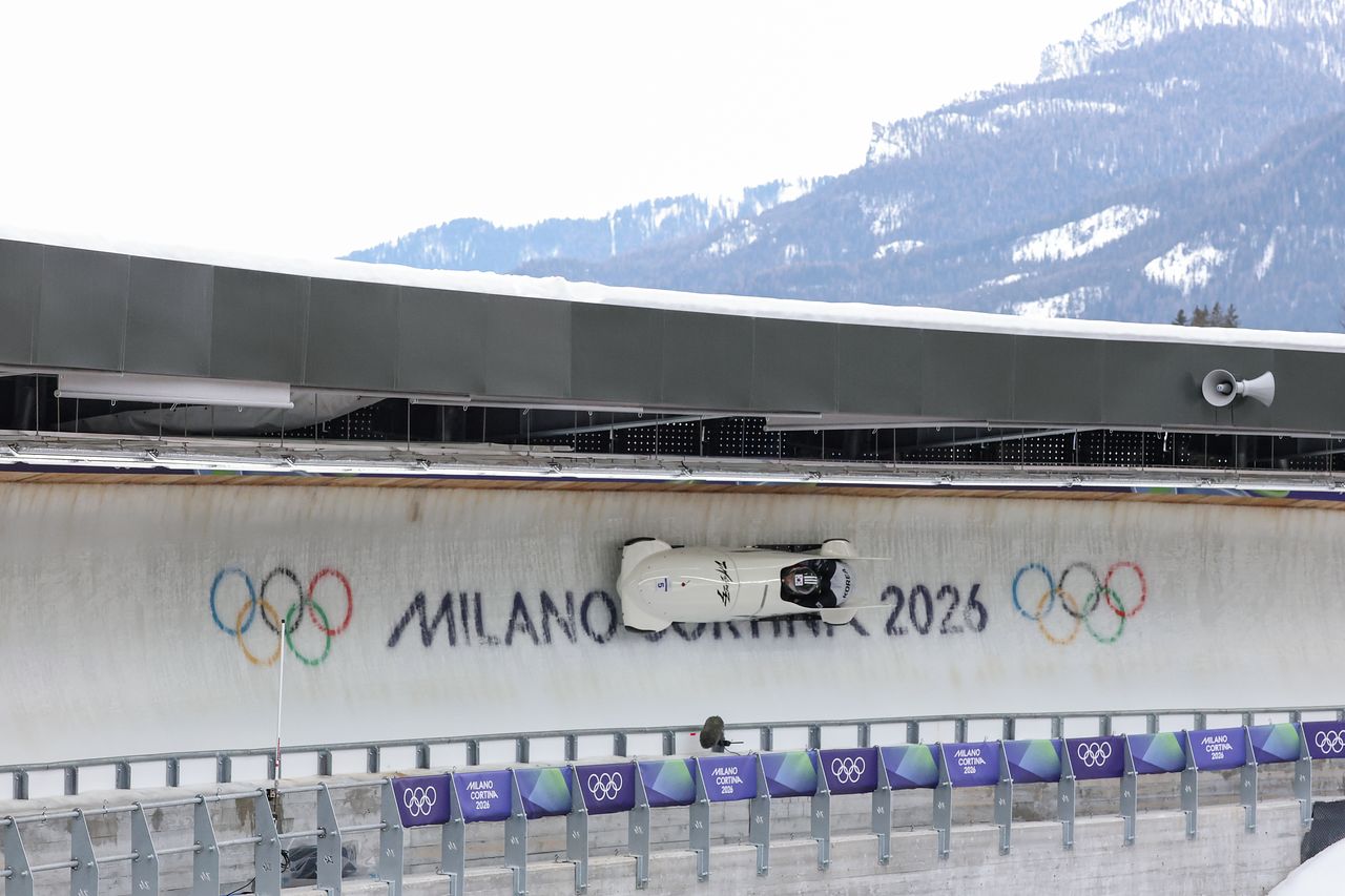 16일(현지시간) 이탈리아 코르티나담페초 슬라이딩센터에서 열린 2026 밀라노ㆍ코르티나담페초 동계올림픽 봅슬레이 남자 2인승 2차 시기에서 김진수와 김형근이 질주하고 있다. 연합뉴스