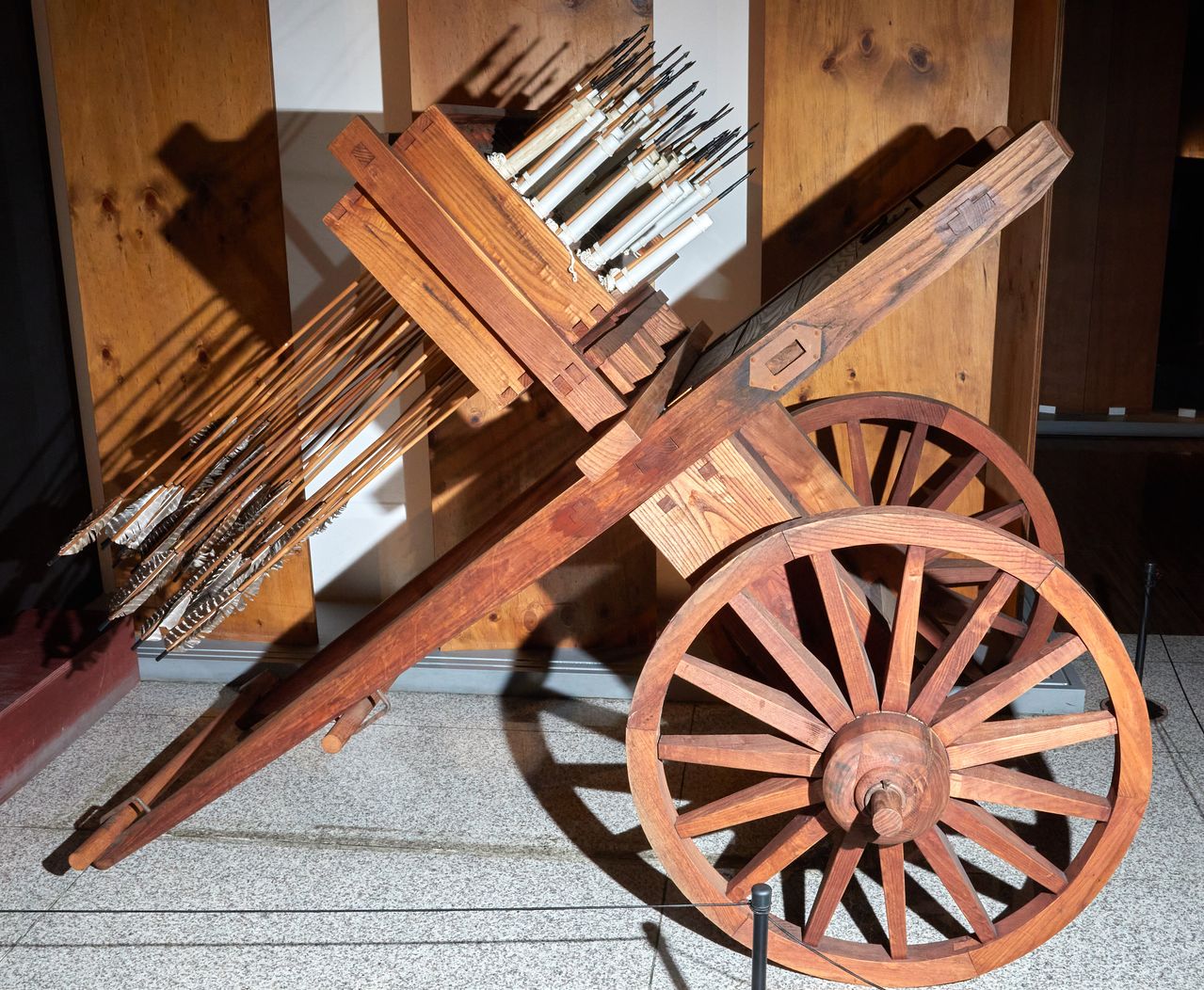 충무공이야기 전시관에는 조선시대의 뛰어난 기술력을 알 수 있는 화살 신기전과 화차 등의 모형도 전시됐다.