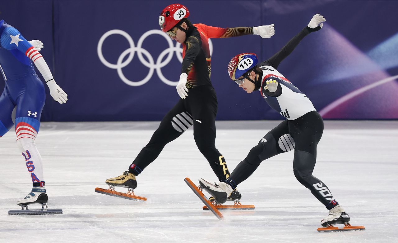 쇼트트랙 남자 500m 예선에 출전한 임종언이 결승선을 향해 다리를 뻗고 있다. 린샤오쥔에 밀려 3위로 탈락했다. 연합뉴스
