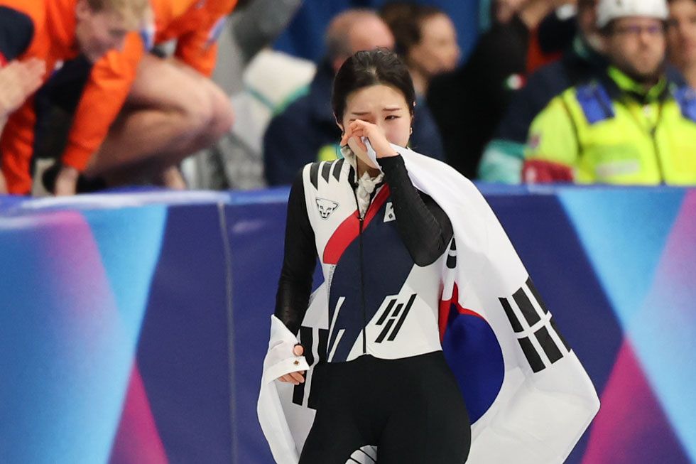 쇼트트랙 김길리가 16일(현지시간) 이탈리아 밀라노 아이스스케이팅 아레나에서 열린 2026 밀라노 코르티나담페초 동계올림픽 쇼트트랙 여자 1000m 결승에서 동메달을 확보한 후 태극기를 두르고 경기장을 돌며 눈물을 훔치고 있다. 김종호 기자 20260216