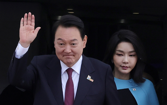 취임 후 첫 해외순방인 나토 정상회의 일정을 마치고 2022년 7월 1일 귀국한 윤석열 대통령 부부. 대통령실사진기자단 