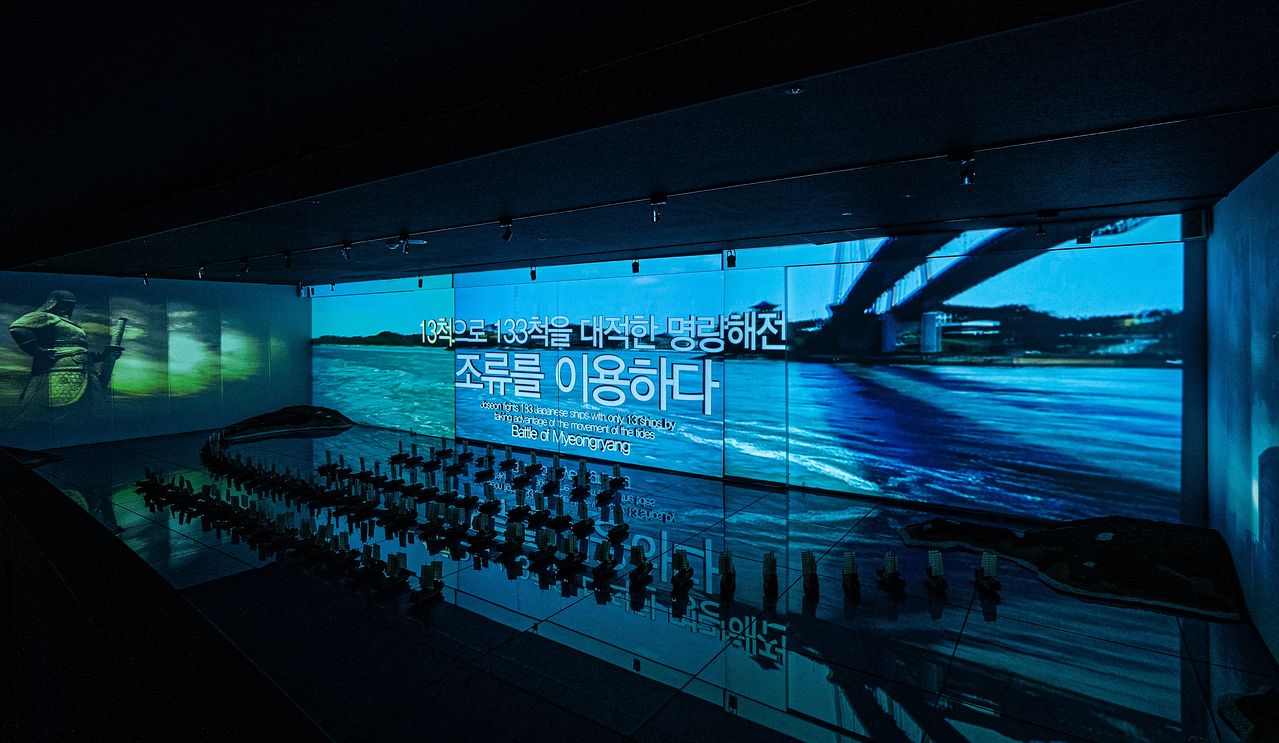 서울 광화문광장에 있는 전시공간 충무공이야기에선 이순신의 삶과 리더십을 생생한 체험과 함께 소개한다.