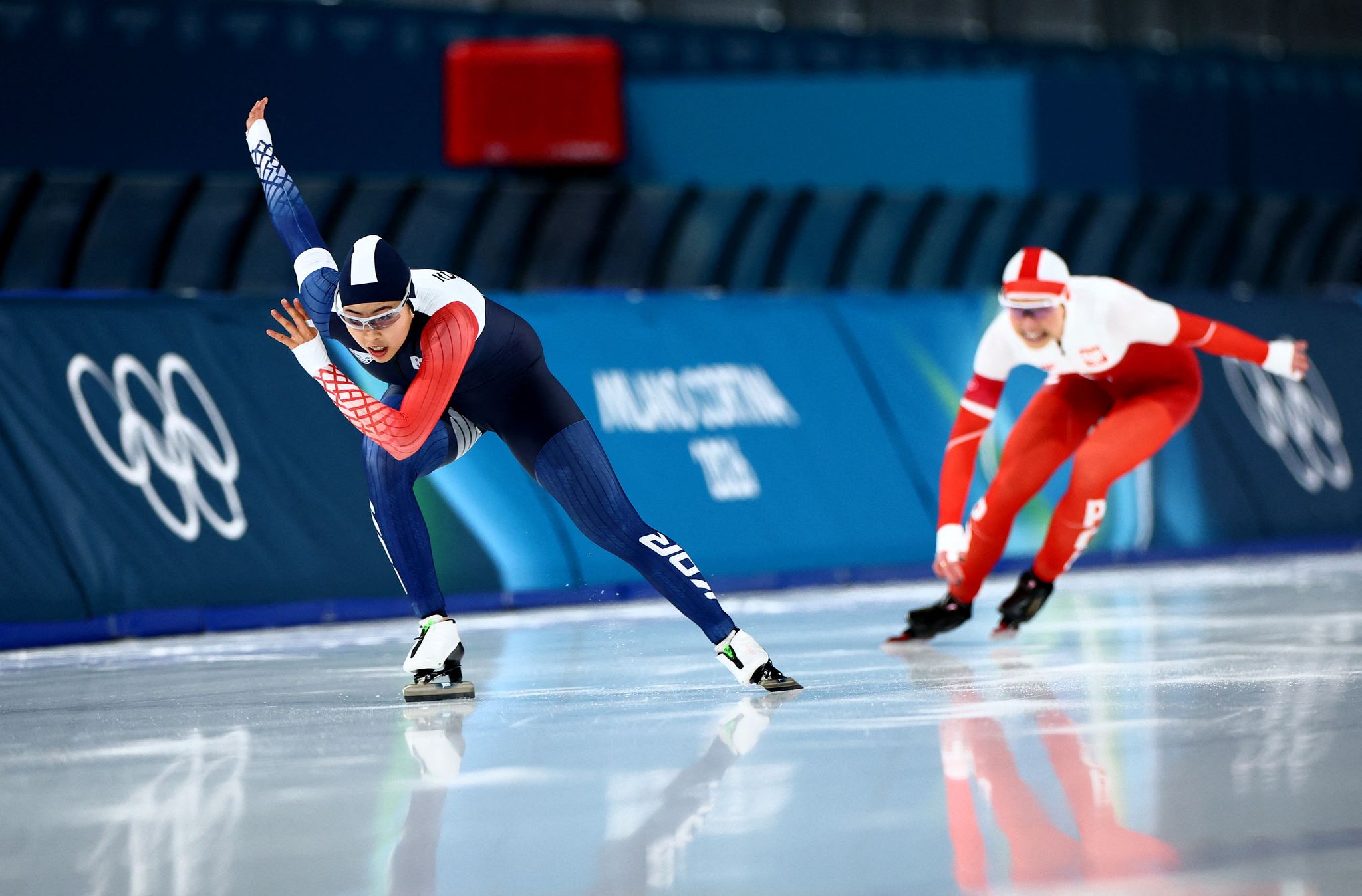 이나현이 15일(현지시간) 스피드스케이팅 여자 500m에서 폴란드 선수와 함께 역주하고 있다. 로이터=연합뉴스