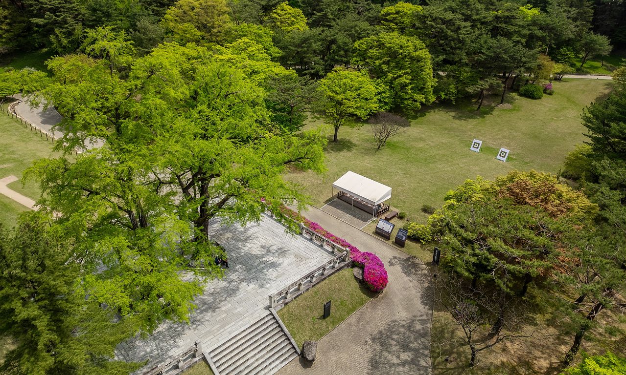 이순신 고택 옆에는 은행나무 두 그루가 있는데 이순신이 활을 쏘던 자리다. 주변에는 이순신의 장인·장모와 셋째 아들 이면, 후손들의 묘소가 있다.