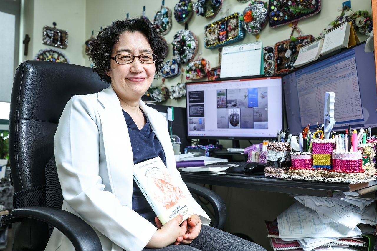 25년간 노숙인과 가난한 사람을 진료한 서울서북병원 최영아 내과전문의. 그동안의 기록을 모아 『나는 언제라도 너의 편이다 』(빛의서가) 에세이를 출간했다. 김성룡 기자