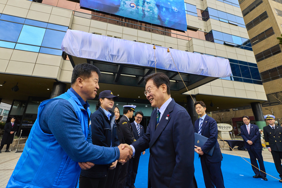 이재명 대통령이 지난해 12월 23일 부산 동구 수정동 해양수산부 임시청사에서 열린 해수부 현판 제막식에 참석자들과 인사하고 있다. 사진 대통령실
