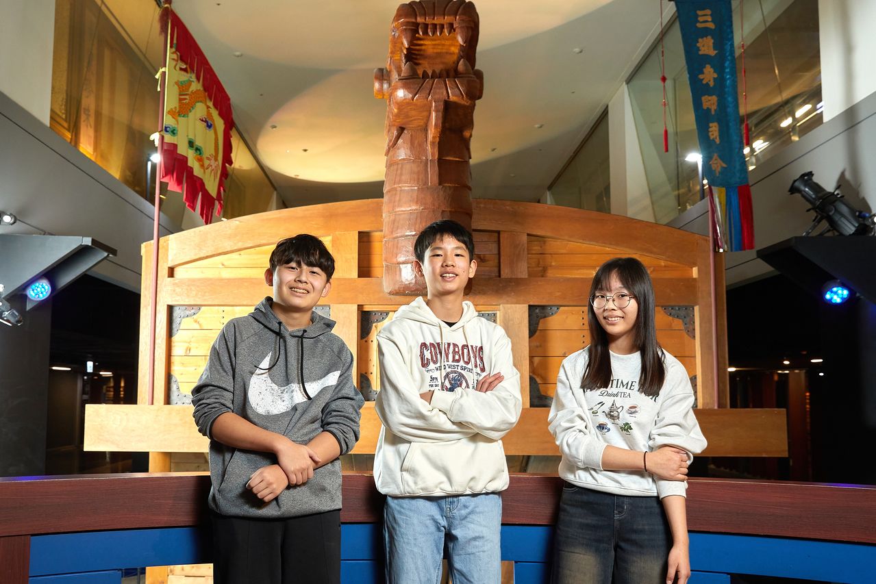 이순신을 다시 알아보는 시간을 가진 홍원교·이서준·정하은(왼쪽부터) 학생기자가 거북선 모형 앞에 섰다.