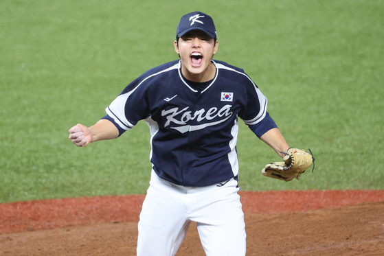 2022 항저우 아시안게임에서 호투를 펼치고 포효하는 문동주. 연합뉴스