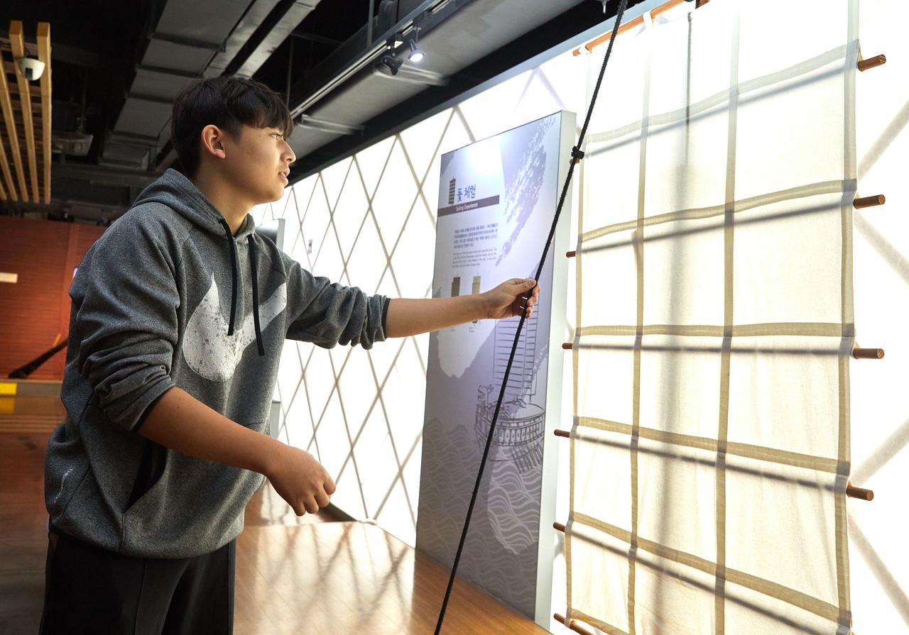 판옥선 조립과 전투 진형 퍼즐, 격군 노 젓기 및 돛·무기 체험 등 다양한 체험을 하다 보면 시간 가는 줄 모른다.