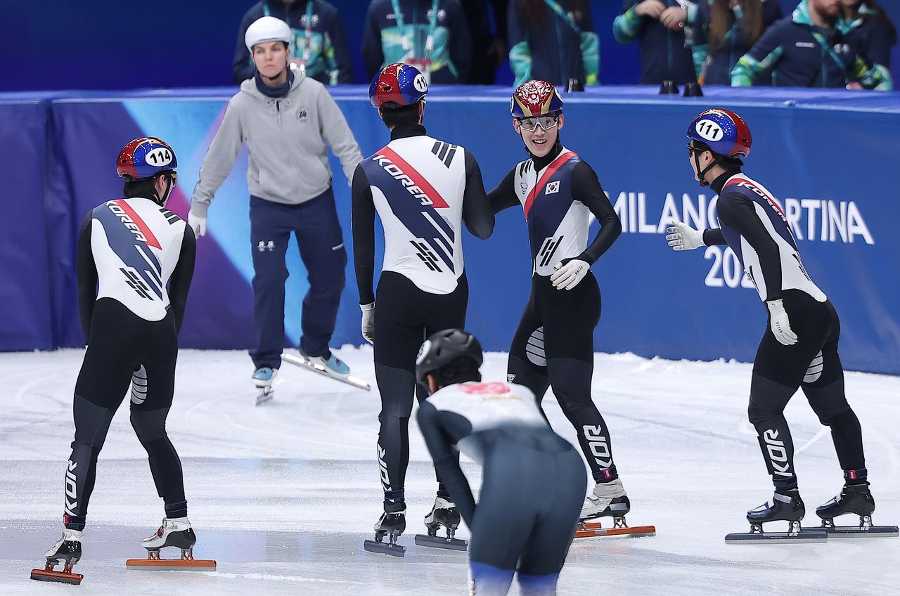 (밀라노=뉴스1) 김성진 기자 = 쇼트트랙 임종언(113), 이준서(112), 신동민(114), 이정민(111)이 16일(현지시간) 이탈리아 밀라노 아이스스케이팅 아레나에서 열린 2026 밀라노·코르티나담페초 동계올림픽 쇼트트랙 남자 5000m 계주 준결승에서 결승행을 확정 지은 후 하이파이브를 하고 있다. 2026.2.16/뉴스1
