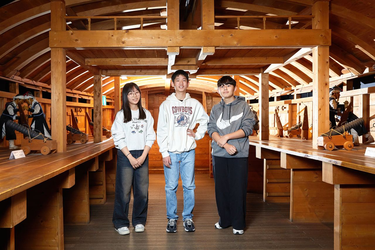 충무공이야기 전시관에 있는 거북선 안으로 들어가면 격군과 화포장 인물 모형, 장령방 등을 볼 수 있다.