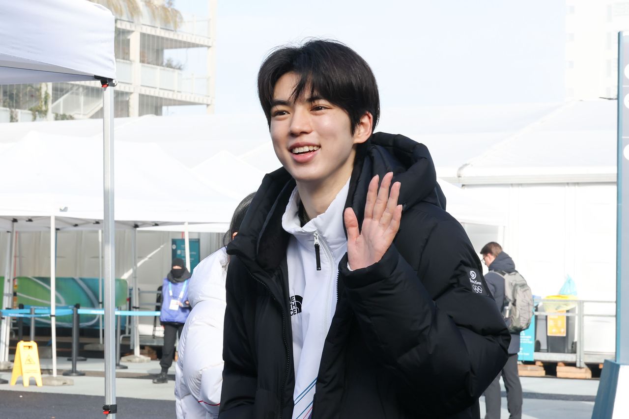 피겨 차준환이 15일(현지시간) 이탈리아 밀라노 올림픽 선수촌 인근에서 중앙일보와 인터뷰를 마친 뒤 돌아가며 손을 흔들고 있다. 김종호 기자 20260215