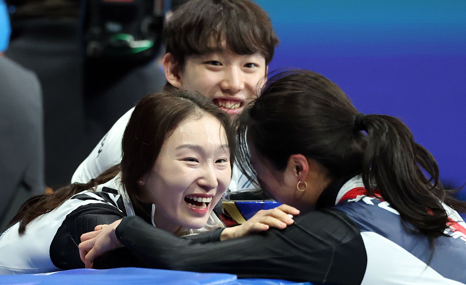 쇼트트랙 최민정과 임종언이 16일(현지시간) 이탈리아 밀라노 아이스스케이팅 아레나에서 열린 2026 밀라노·코르티나담페초 동계올림픽 쇼트트랙 여자 1000m 결승에서 동메달을 획득한 김길리를 축하해주고 있다. 뉴스1