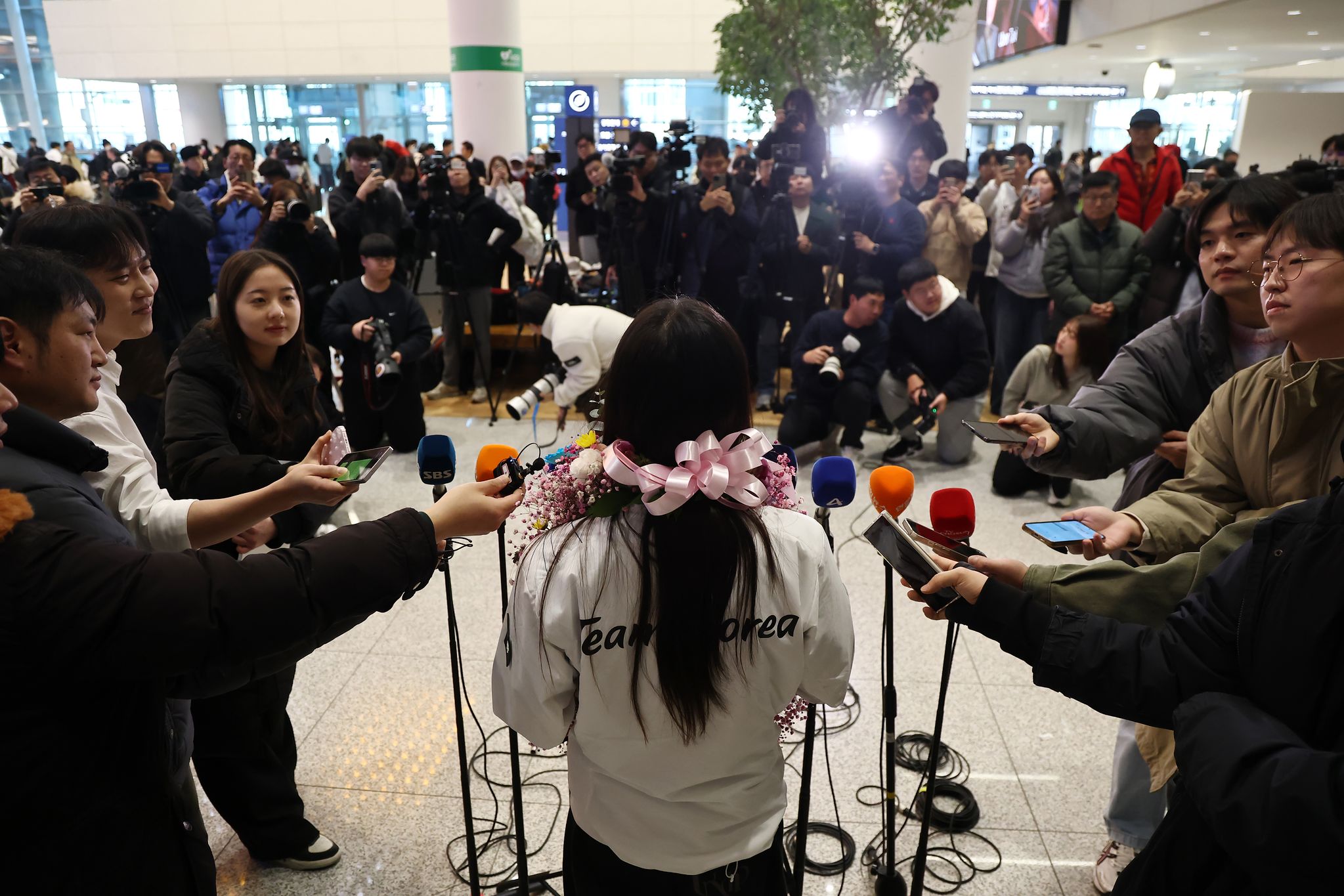 2026 밀라노·코르티나 동계올림픽 스노보드 여자 하프파이프에서 금메달을 획득한 최가온이 16일 인천국제공항 2터미널을 통해 귀국 후 취재진과 인터뷰를 하고 있다. 연합뉴스