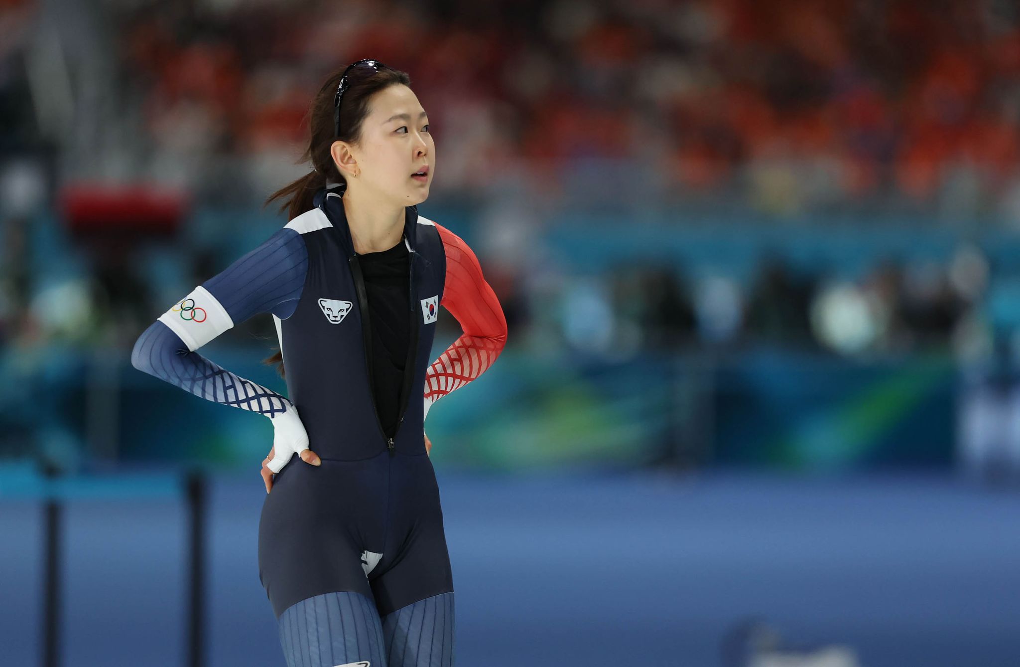 15일(현지시간) 스피드스케이팅 여자 500m 경기를 마친 김민선이 자신의 기록을 확인하고 있다. 김종호 기자