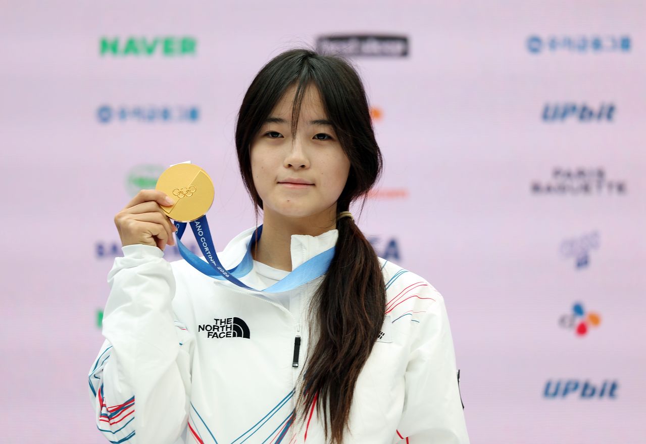 2026 밀라노ㆍ코르티나담페초 동계올림픽 스노보드 여자 하프파이프에서 금메달을 차지한 최가온이 14일(현지시간) 이탈리아 밀라노 코리아하우스에서 열린 대한체육회 공식 기자회견에서 금메달을 들어 보이고 있다. 연합뉴스